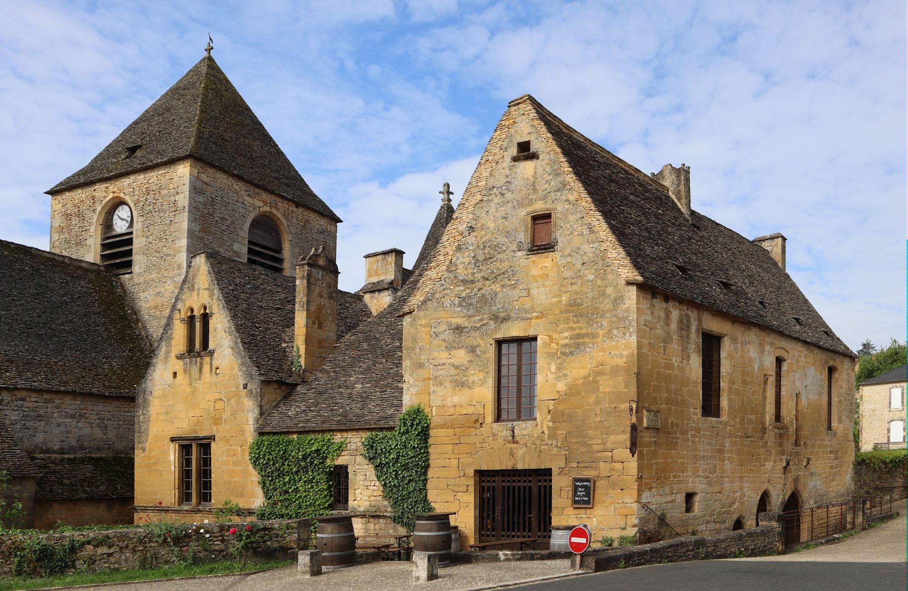 Schloss (rechts) und Kirche in Saint-Geniès