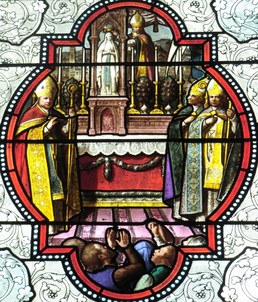 Glasfenster: Marieenkrönung durch Bertrand im Beisein anderer Bischöfe, 1876, in der Basilika der Unbefleckten Empfängnis in Lourdes