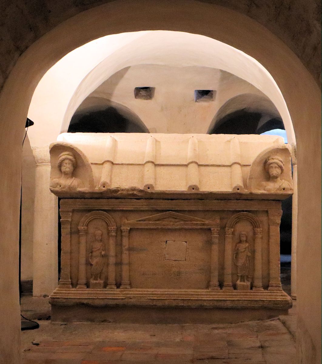 römischer Sarkophag mit den Gebeinen von Bessus, in der Krypta der Kathedrale in Ivrea