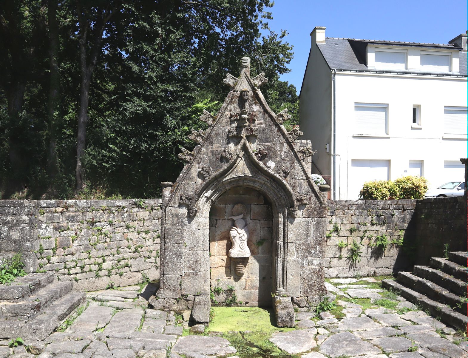 Brunnen mit Statue von Bieuzy am Ortsrand des nach ihm benannten Dorfes