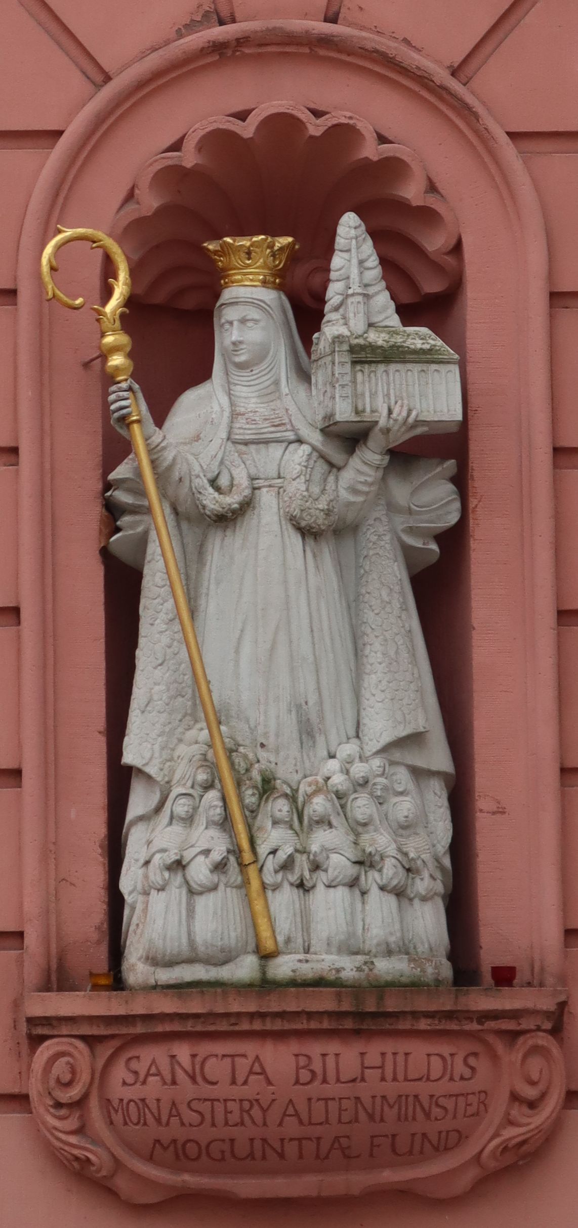 Bilhildis-Statue mit Äbtissinnenstab und Modell des Altmünsterklosters am Erthaler Hof in Mainz