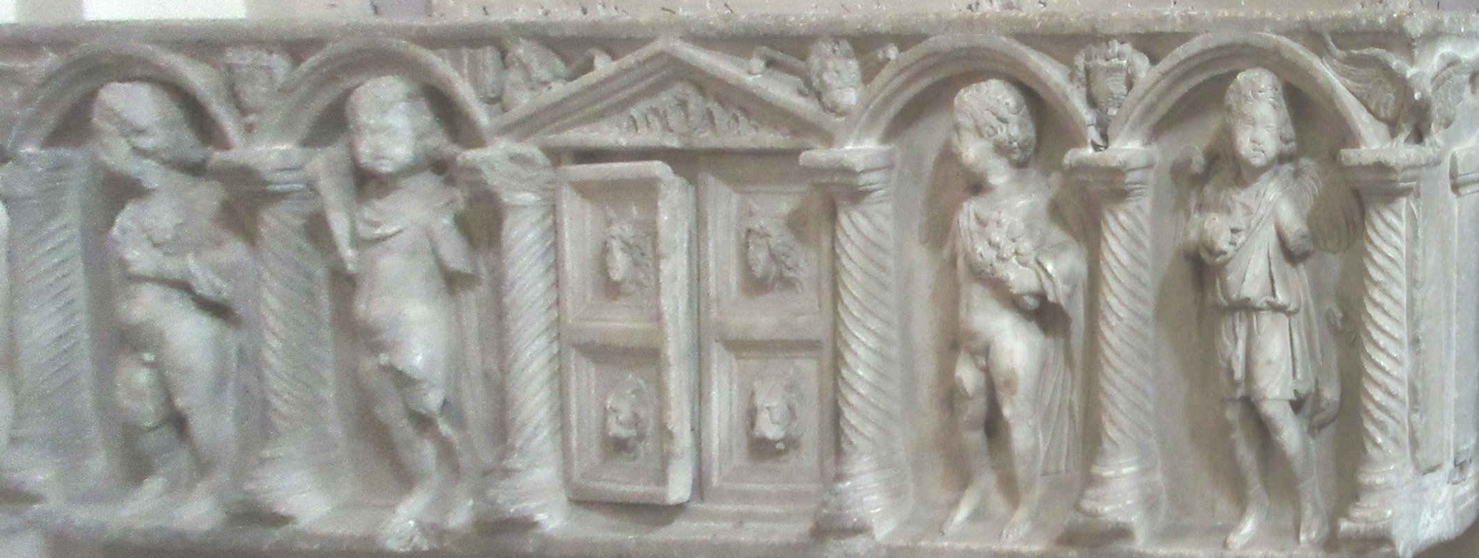 Front des römischen Sarkophags, in dem Birgitta zunächst bestattet wurde, in der Kirche San Lorenzo in Panisperna in Rom