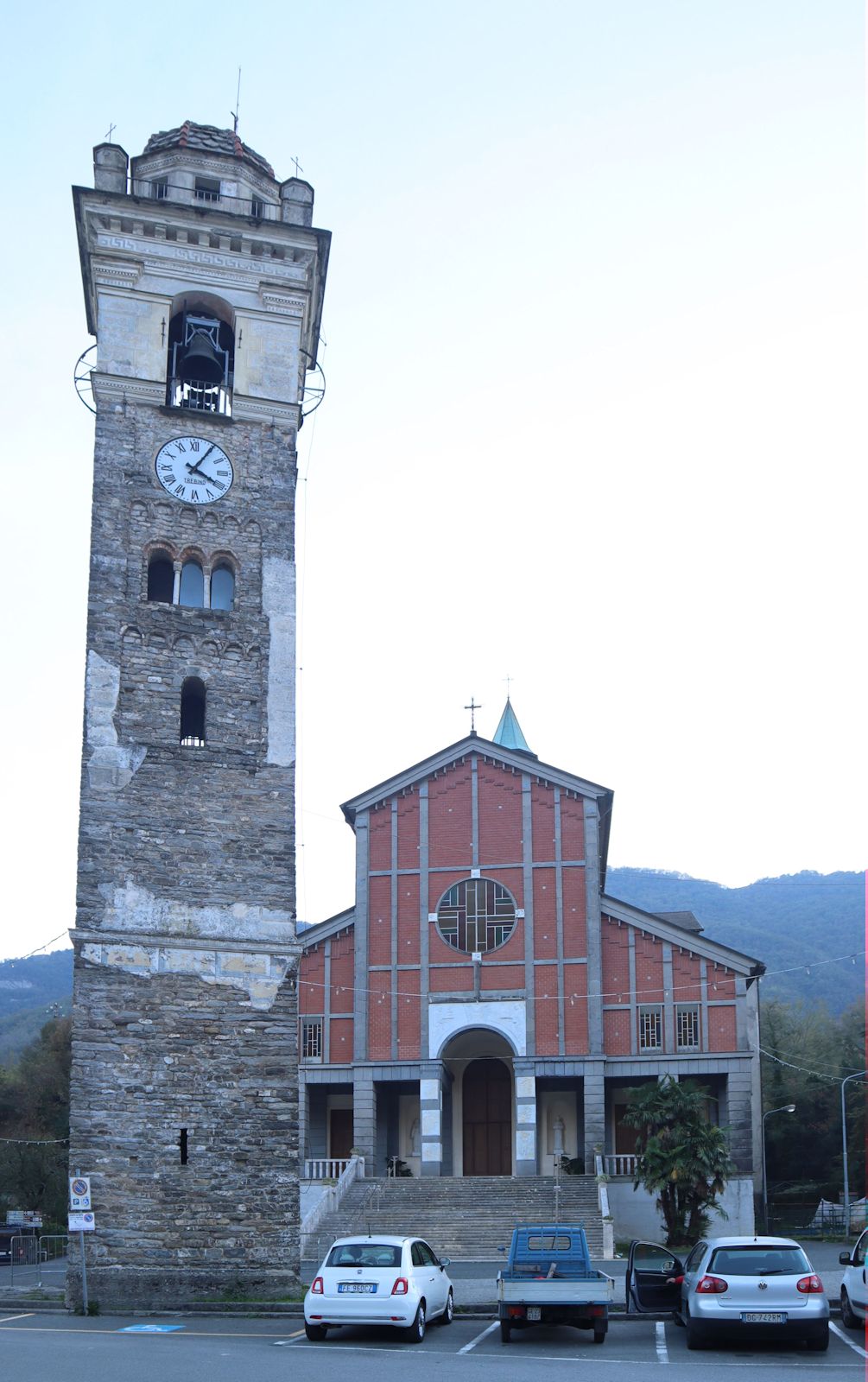 Pfarrkirche in Cicagna, 1937 neu gebaut mit schiefem Kirchturm aus dem 16. Jahrhundert
