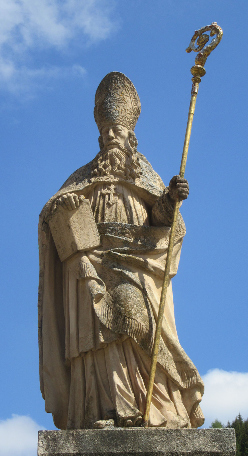 Statue vor dem Blasius geweihten Kloster St. Blasien im Schwarwald