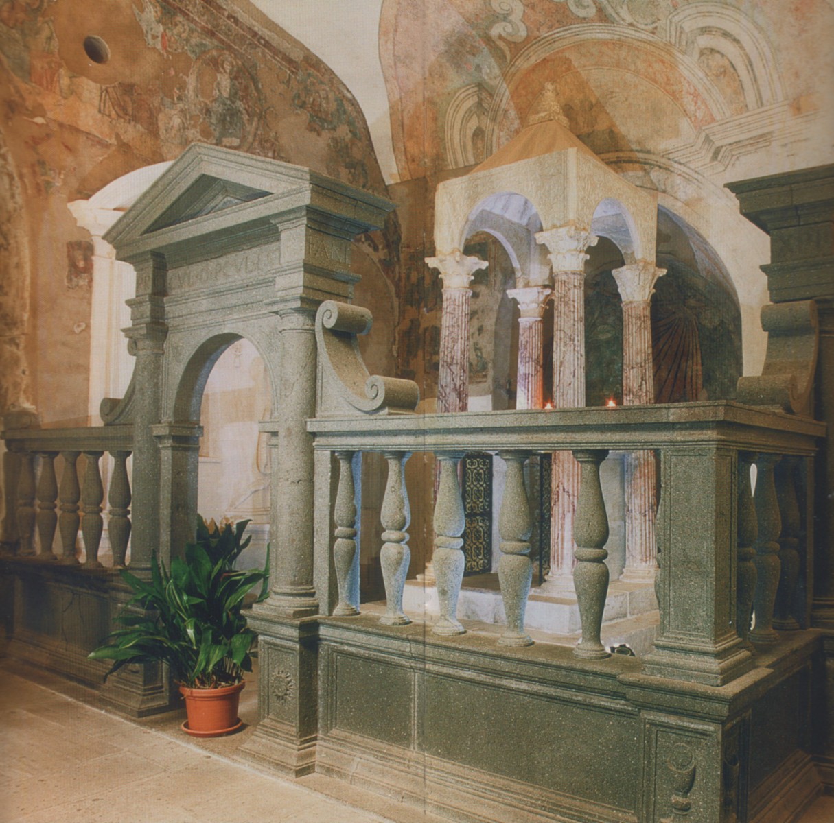 Der Altar des Blutwunders (hinten), im Santuario Santa Cristina in Bolsena