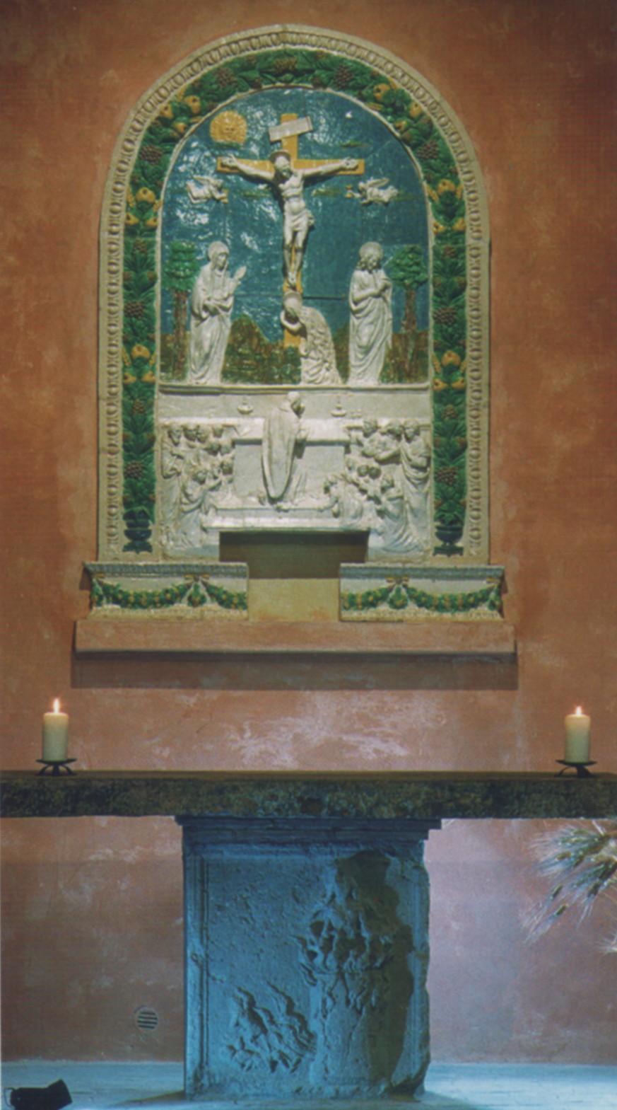 Benedetto Buglioni: Altar und Keramikrelief mit der Kreuzigung Christi und dem Blutwunder (hinten), 1496, im Santuario Santa Cristina in Bolsena