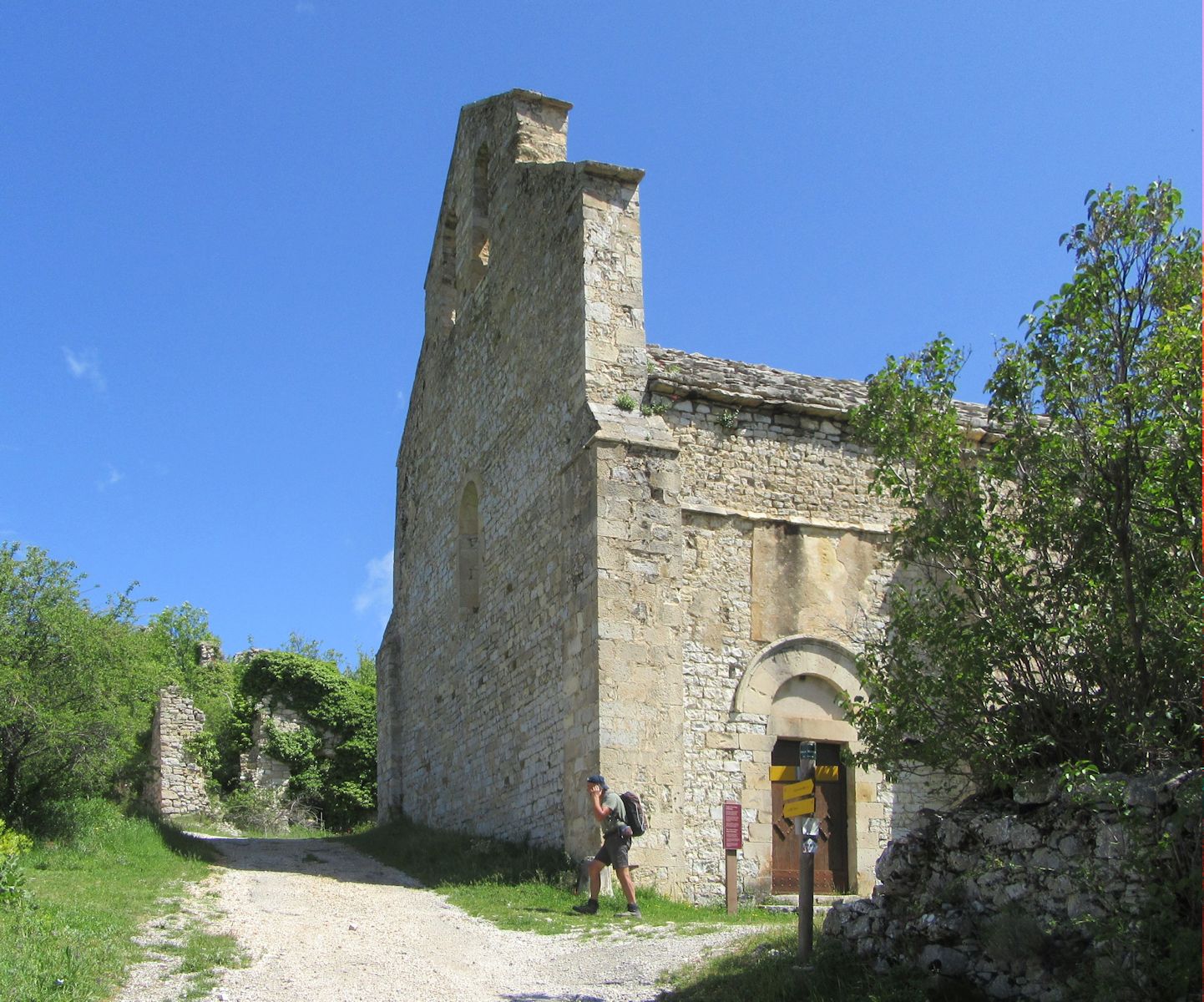 die Bobo geweihte Kirche im ansonsten völlig in Ruinen liegenden Bergdorf Vieux-Noyers