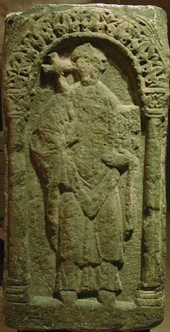Priesterstein mit der ältesten bekannten Darstellung von Bonifatius, 2. Hälfte des 9. Jahrhunderts, im Bischöflichen Dom- und Diözesanmuseum in Mainz