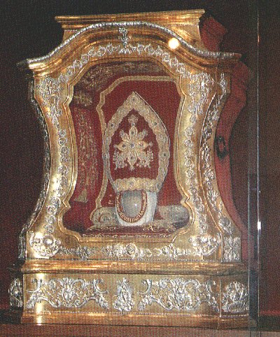 Schrein mit Bonifatius' Schädeldecke, im Dommuseum in Fulda