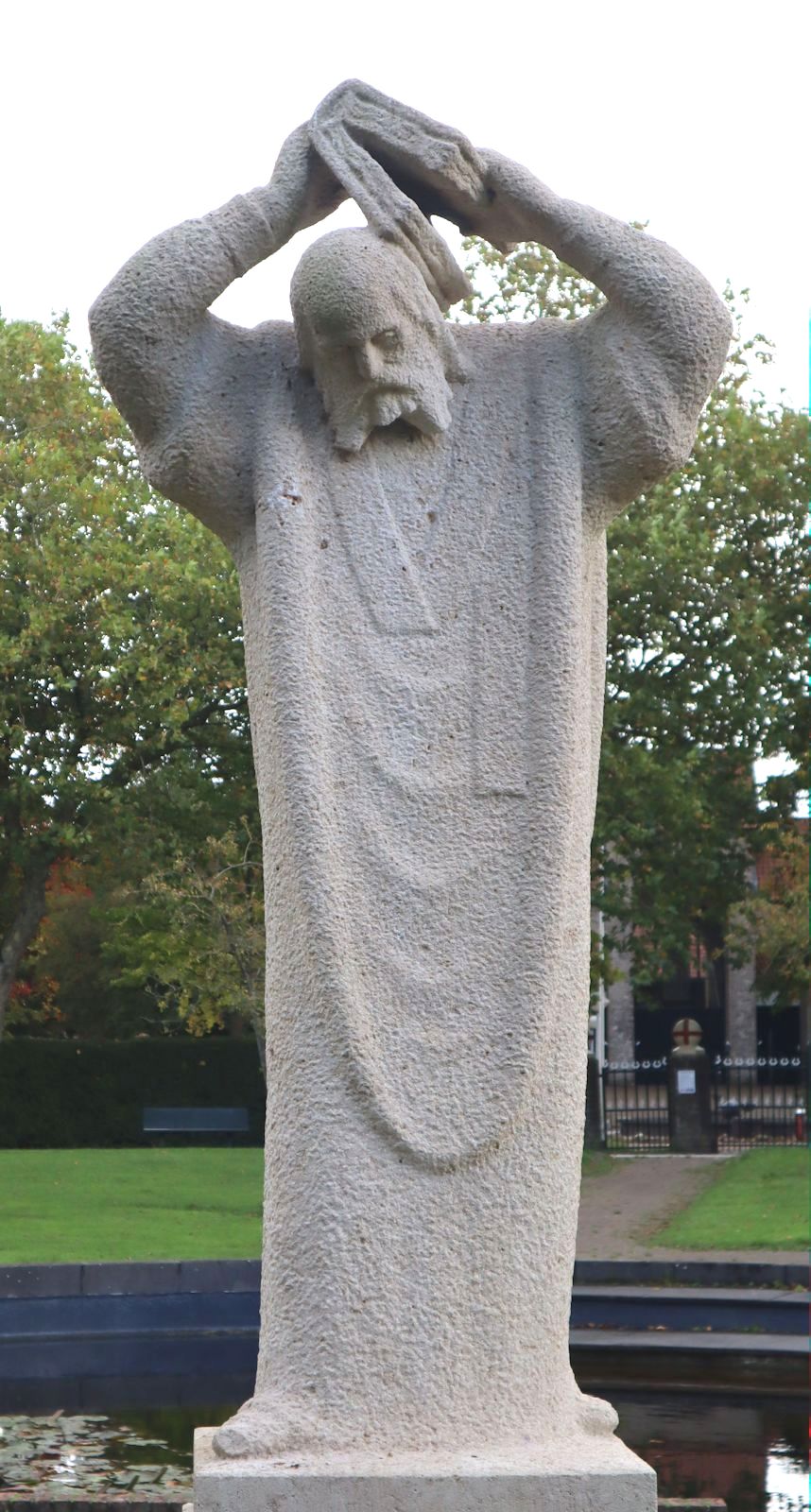 Denkmal am Bonifatiusbrunnen vor der 1934 am Todesort errichteten Bonifatiuskapelle