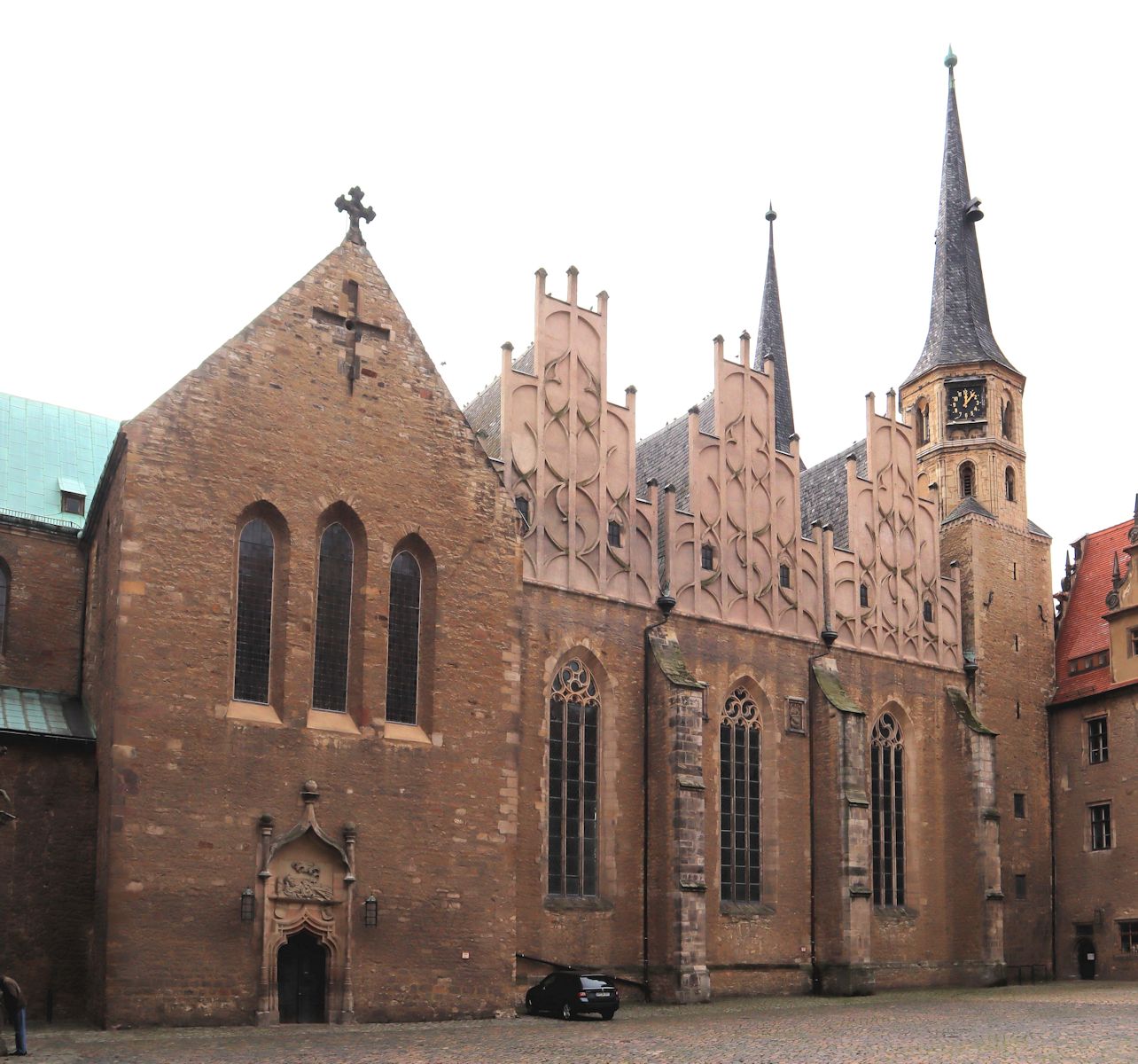 Dom in Merseburg, erbaut ab 1015 an der Stelle der älteren Kirche, die Johannes dem Täufer geweiht und Teil der Königspfalz - des heutigen Schlosses - war.