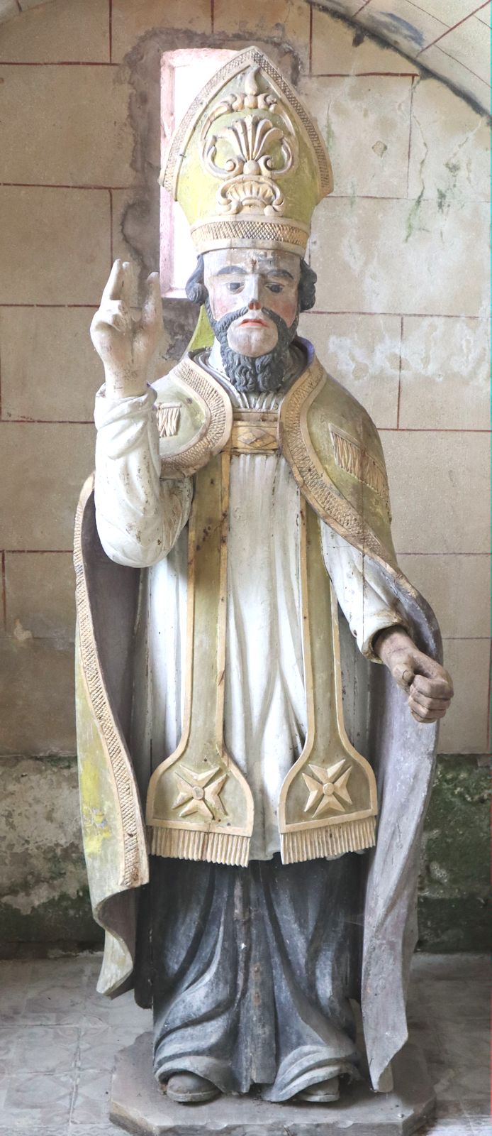 Statue in der Krypta der Kirche Sant-Briac in Bourbriac