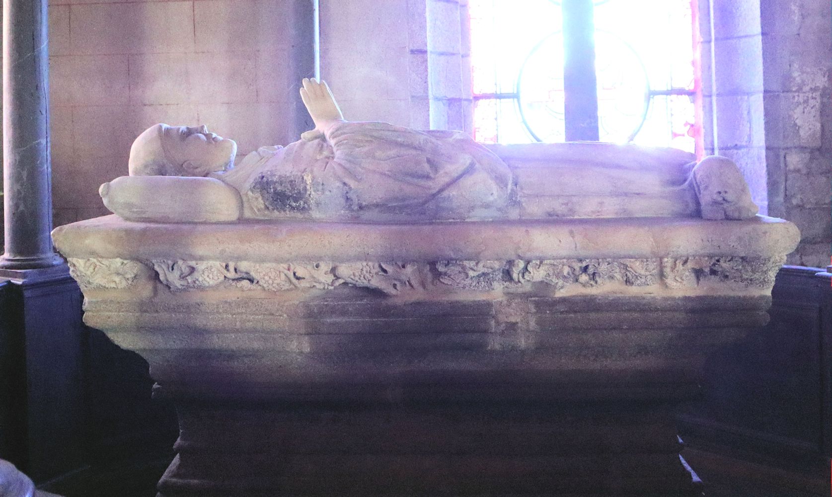 Briachs Grab, 1765, in der Kirche Sant-Briac in Bourbriac