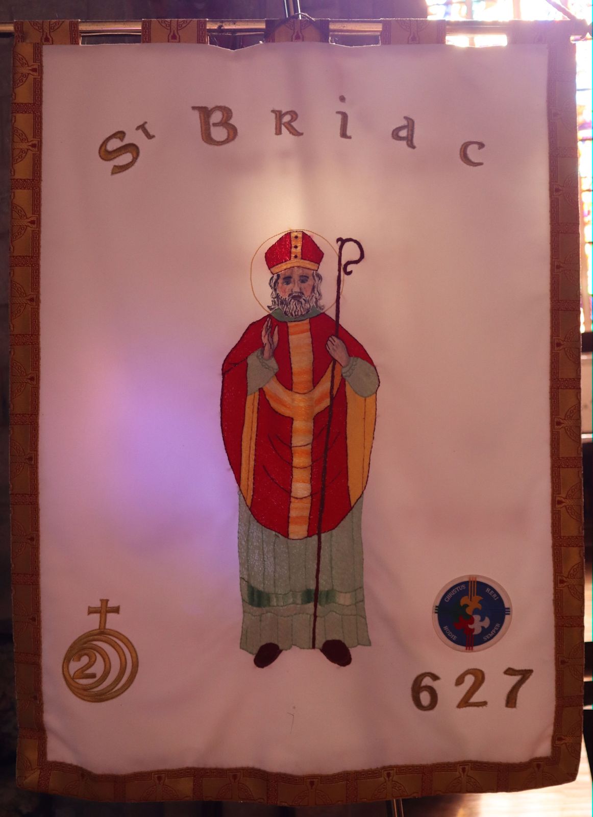 Wallfahrtsbanner in der Kirche Sant-Briac in Bourbriac