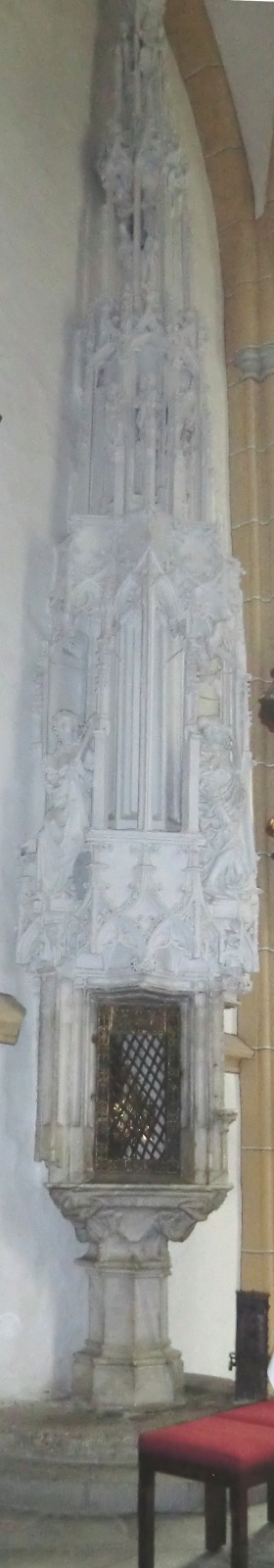 Das 13 Meter hohe Sakramentshäuschen aus Sandstein in der Pfarrkirche in Heiligenblut