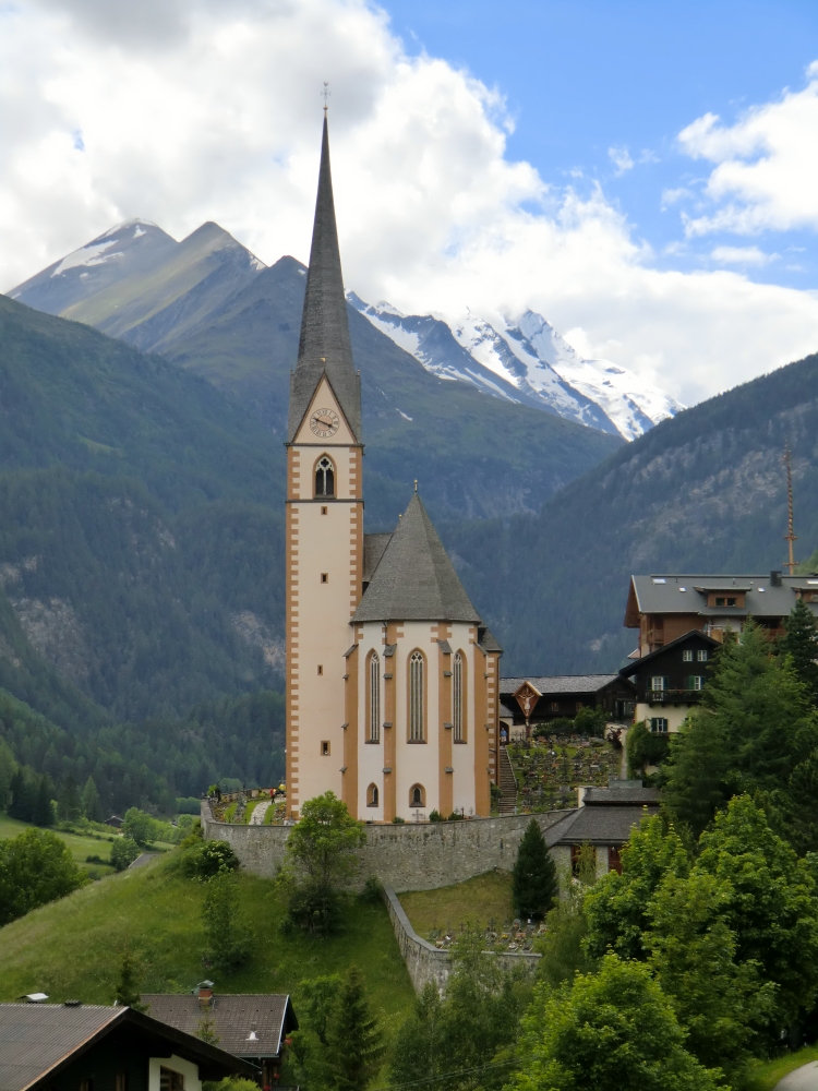 Pfarrkirche in Heiligenblut vor dem Großglockner, dem mit 3.798 m höchsten Berg Österreichs
