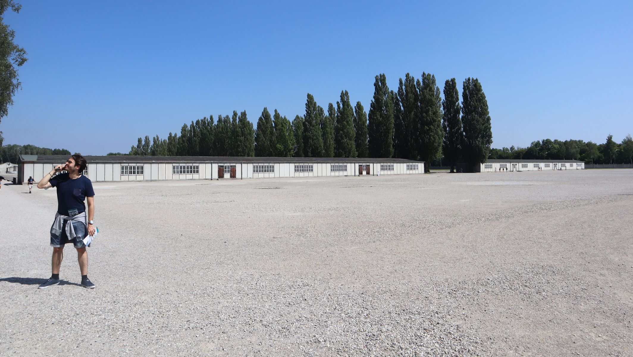 Apellplatz und (rekonstruierte) Häftlingsbaracken im Konzentrationslager Dachau