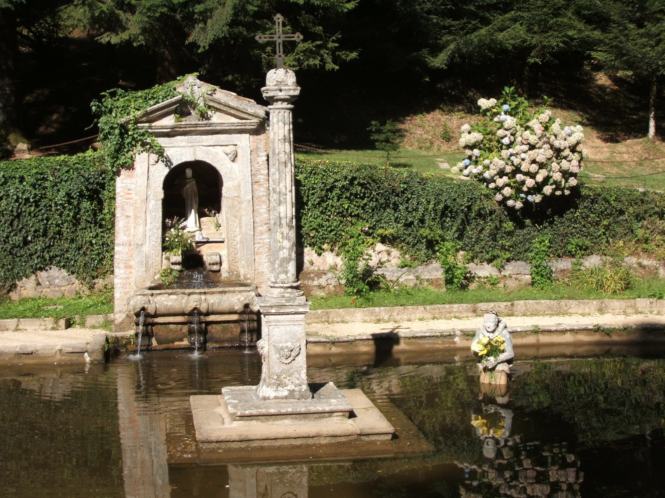 Teich, in dem Bruno der Überlieferung nach knieend Buße tat und betete, nahe Santa Maria