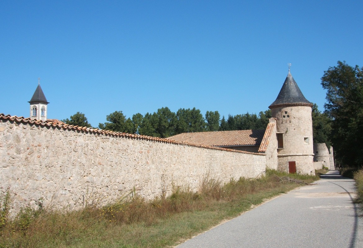 Mauern des Klosters San Stefano del Bosco in Serra San Bruno