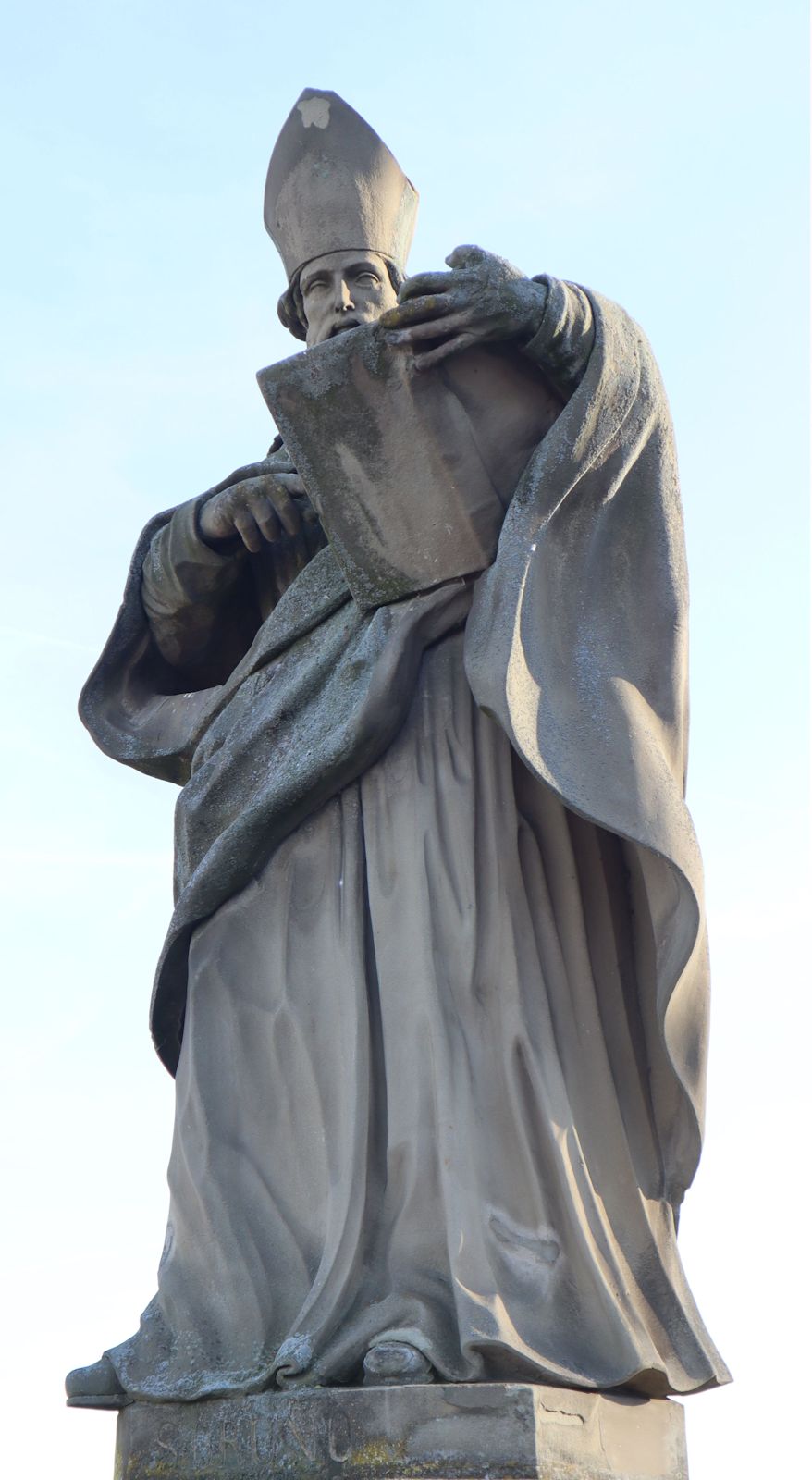 Bruno-Statue auf der Alten Brücke in Würzburg