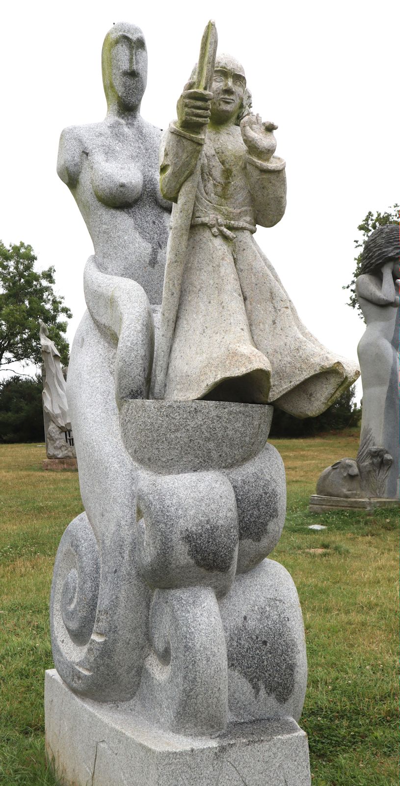 Jazon Sibellas O'Neill, Lonan Sibellas O'Neill: Statue, 2024, im „Vallée des Saints” nahe Carnoët bei Saint-Brieuc