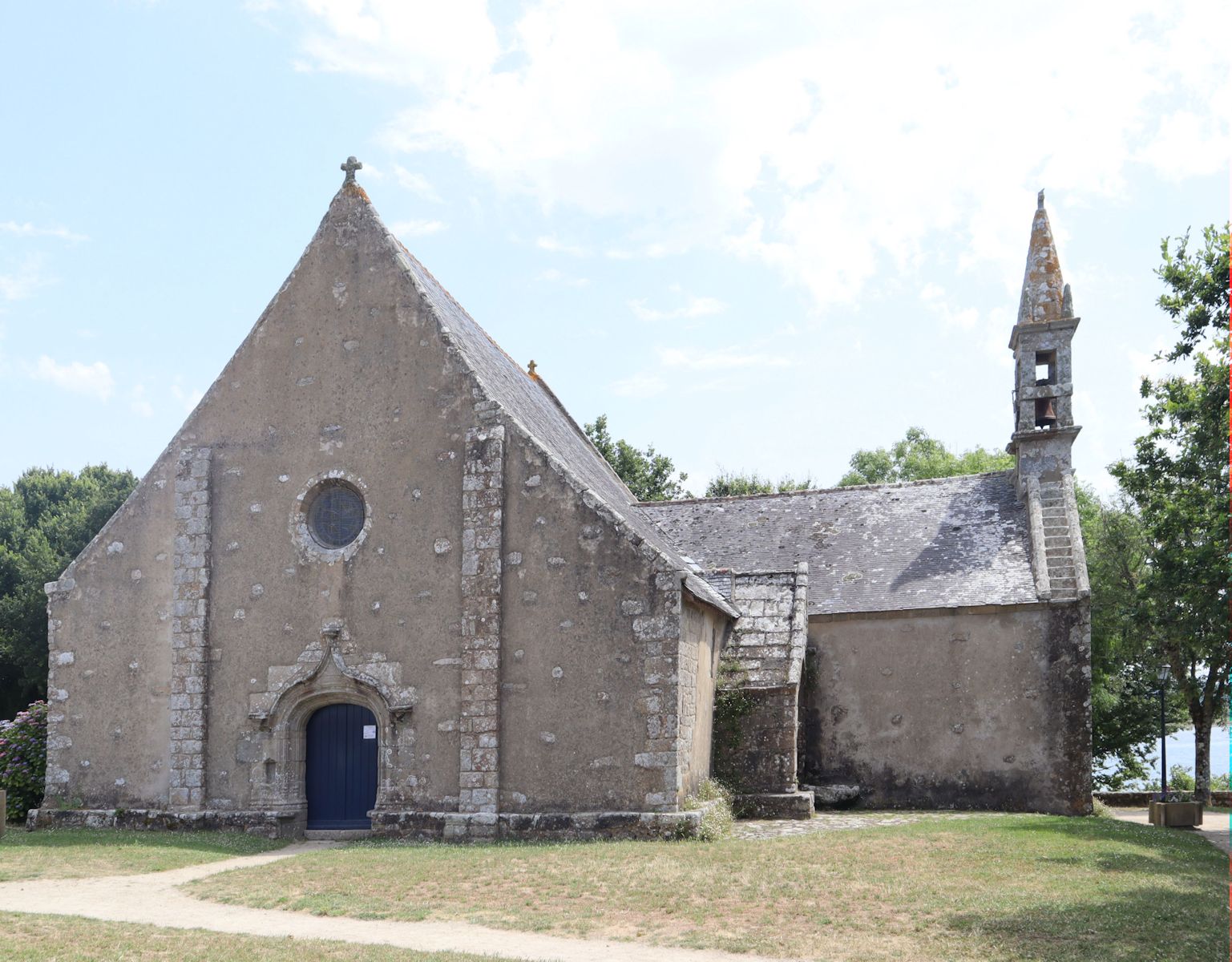 Kapelle Saint-Cado auf der Insel Saint-Cado im Fluss Étel in der Bretagne