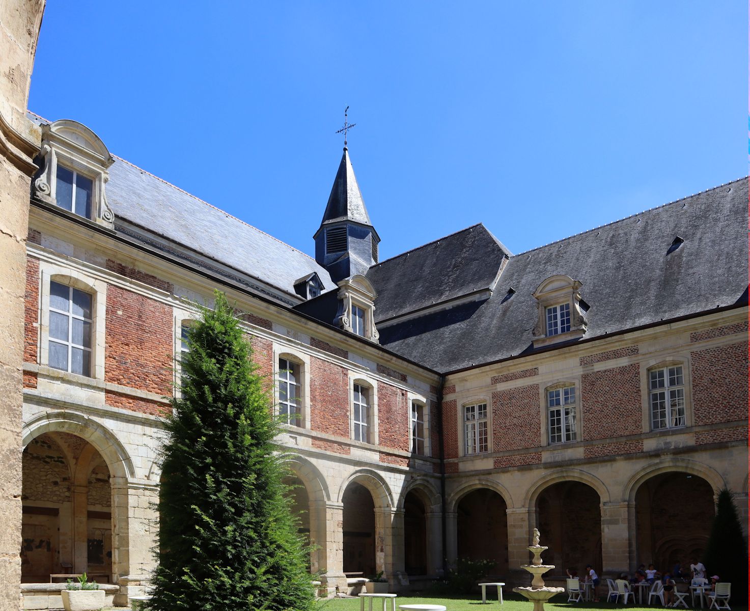 Kreuzgang des ehemaligen Klosters in St-Michel-en-Thiérache