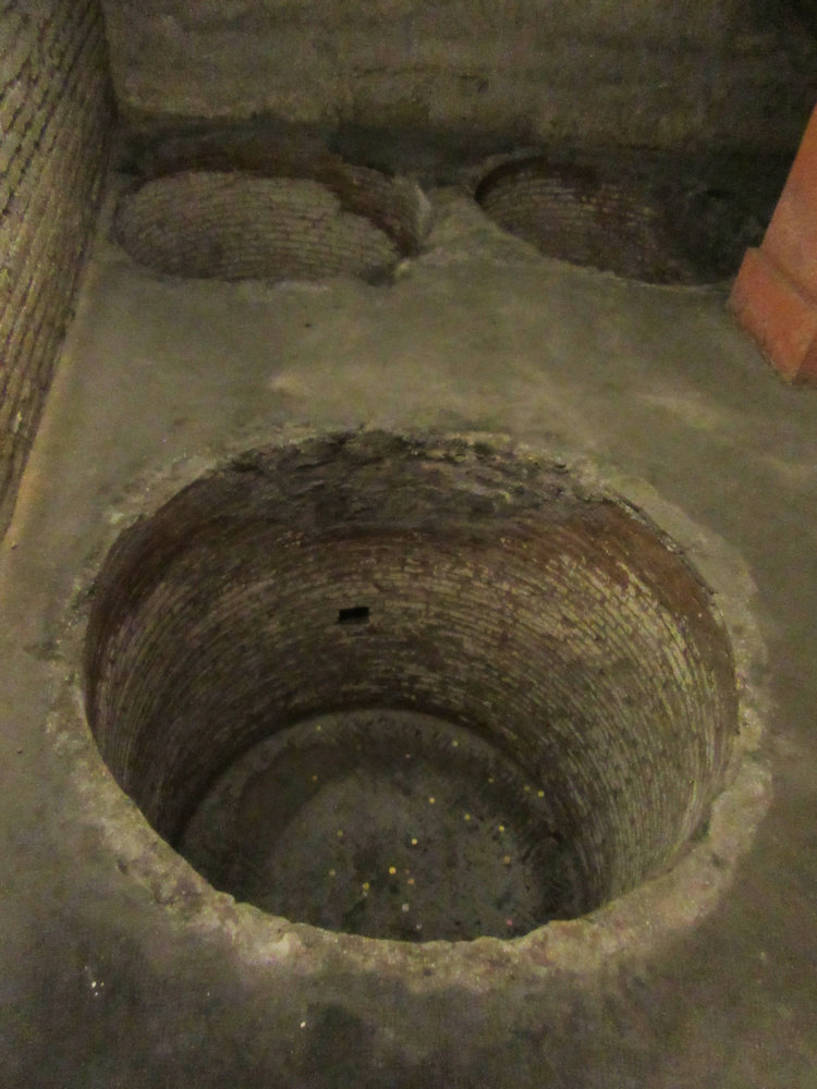 Getreidespeicher oder Becken zur Lederbearbeitung, in dem ausgegrabenen Haus aus der Zeit um 1 unter der Basilika Santa Cecilia in Trastevere in Rom