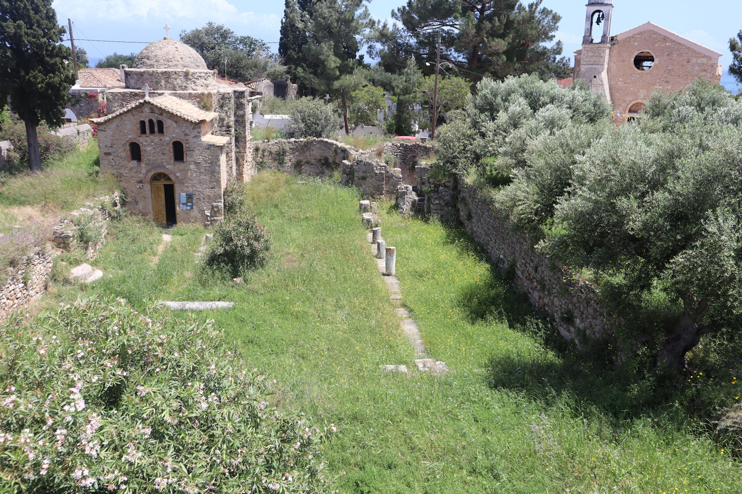 Mauern und Grundmauern der früheren Bischofs-Basilika neben der Festung in Koroni aus dem 8./9. Jahrhundert, damals der Gottesmutter geweiht, mit der darauf später errichteten Kirche, seit dem 19. Jahrhundert ”Hagia Sophia” genannt