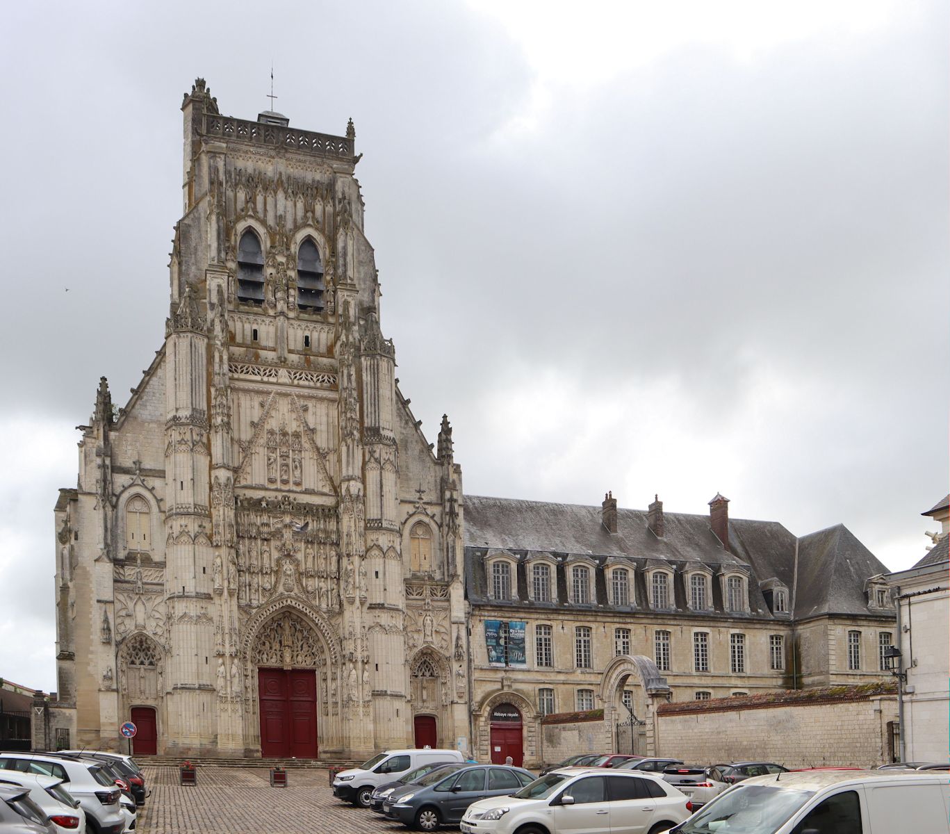 Kirche und Gebäude des ehemaligen Klosters in Saint-Riquier