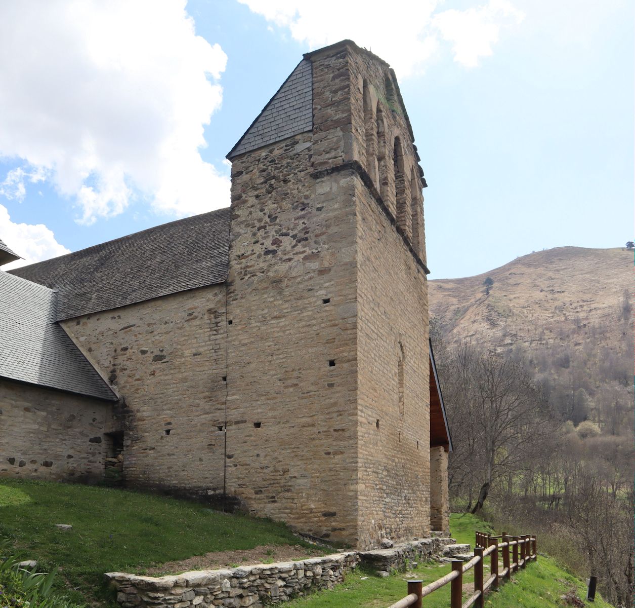 Kirche im Weiler Saint-Calixte hoch in den Bergen