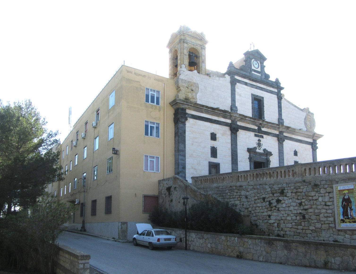 die Calogerus geweihte Kirche mit Hotel auf dem Monte Crono