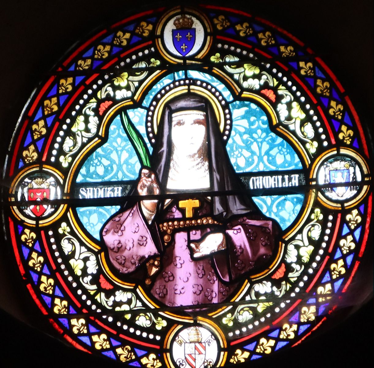 Glasfesnter in der Camella geweihten Kirche in Sainte-Camelle