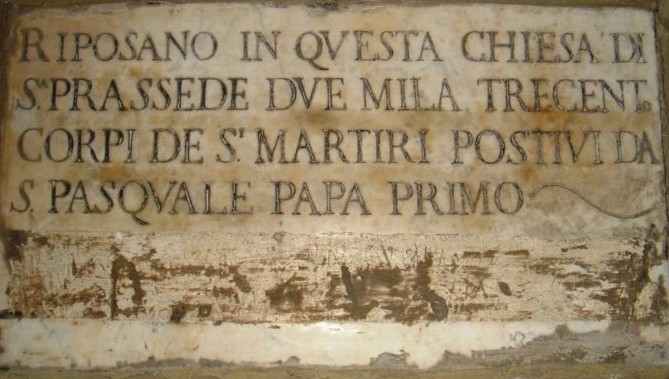 Gedenktafel an die Überführung der Reliquien der 2300 Märtyrer in der Kirche S. Prassede in Rom