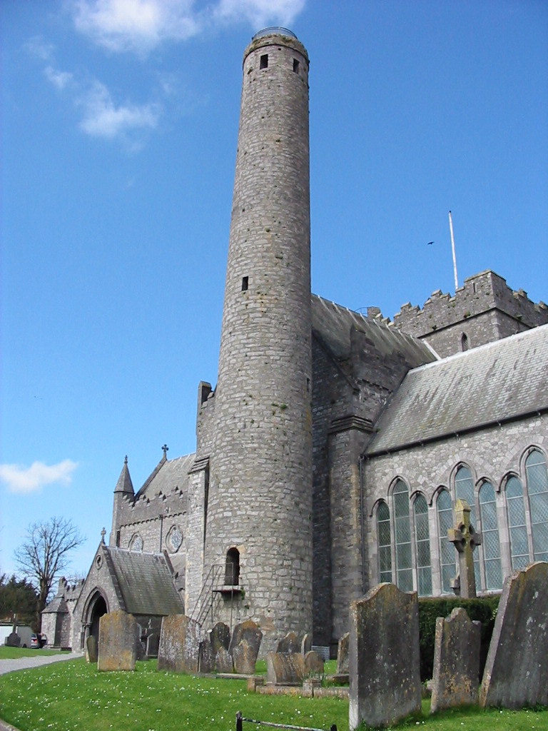 Kathedrale St Canice mit Rundturm aus dem 9. Jahrhundert in Kilkenny