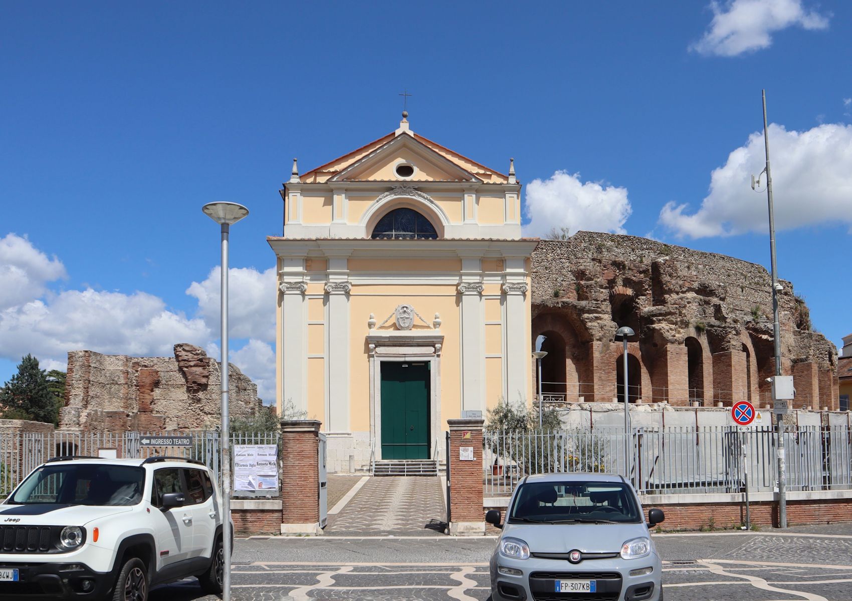 Reste des 126 unter Kaiser Hadrian eingeweihten römischen Theaters in Benevent mit 1782 dort eingebauter Kirche