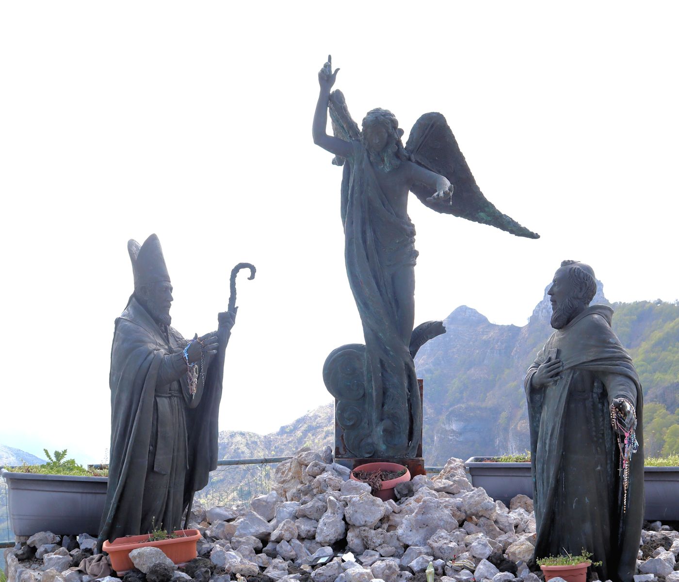 Catellus (links), der Erzengel Michael und ntoninus Catelli, Statuen am Sanktuarium San Michele Arcangelo al Monte Faito