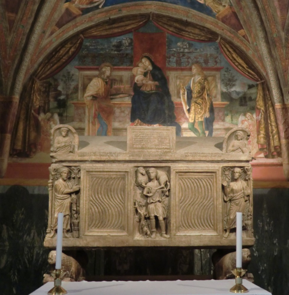 Sarg von Catervus und seiner Familie, um 400, mit Fresko von Marchisiano di Giorgio da Tolentino: thronende Maria und das Jesuskind mit Catervus (links) und Sebastian, um 1520, in der Kathedrale San Catervo in Tolentino