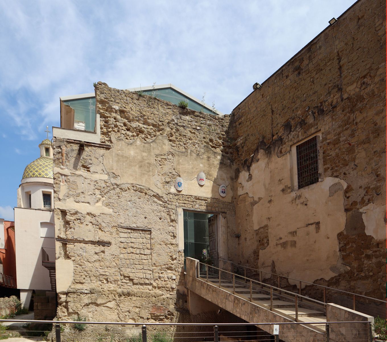 Eingang zur wieder hergestellten Kathedrale in Pozzuoli