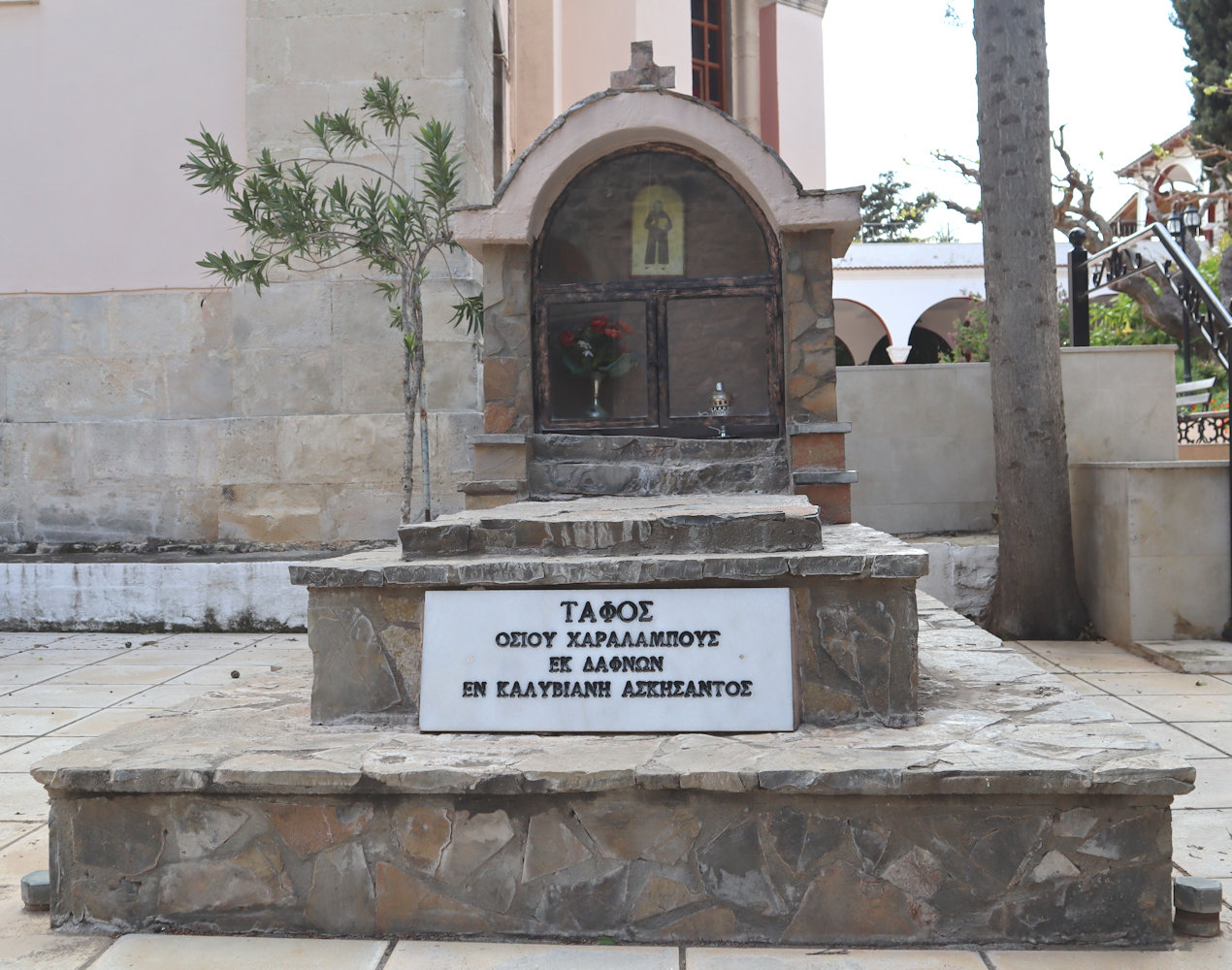 Charalambos' Grab im Innenhof des Klosters Kaliviani
