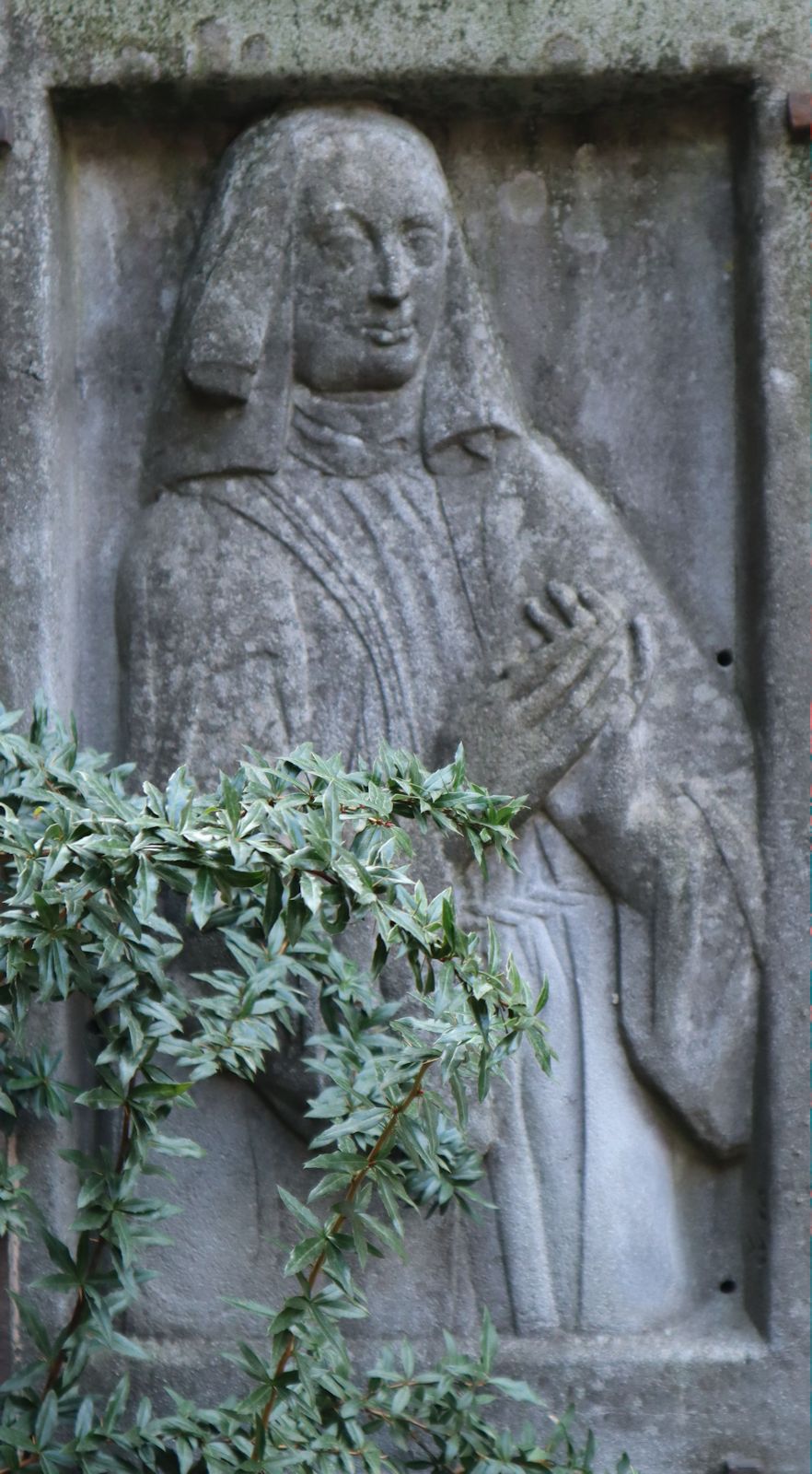 Relief am ehemaligen Grab an der St.-Klara-Kirche in Nürnberg