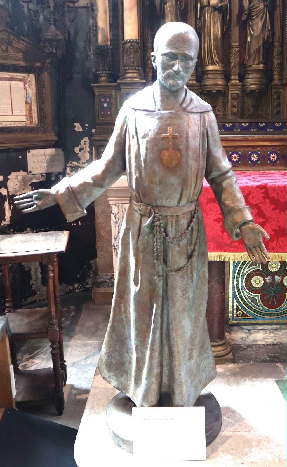 Daphné du Barry: Statue, 2025, in der Kirche Saint-Augustin in Paris