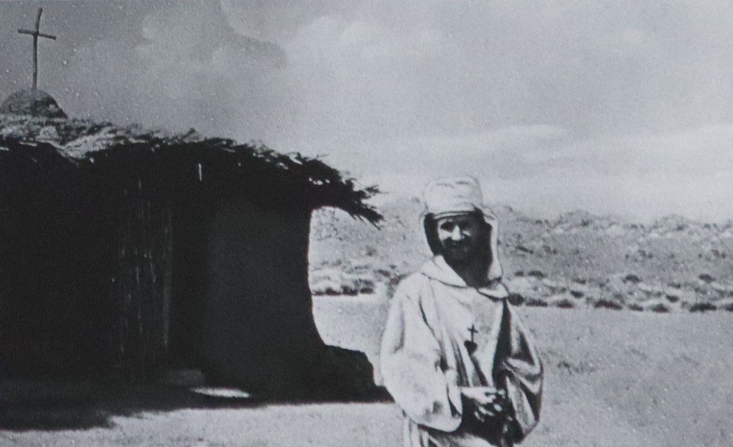 de Foucauld vor seiner Hütte auf dem Hochplataeu Assekrem, Bild in der Ausstellung in der Kirche Saint-Augustin in Paris