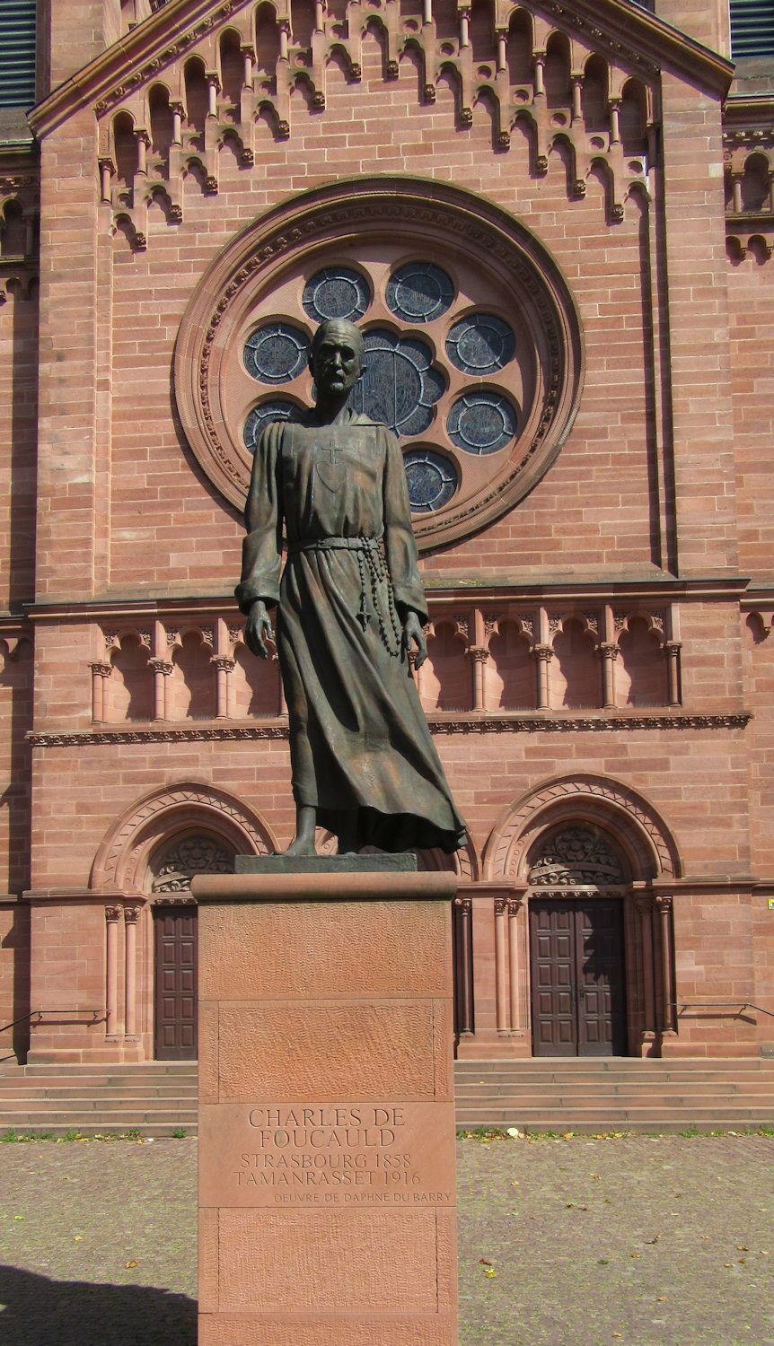 Denkmal vor der neuen katholischen Kirche Jung-St-Peter auf dem nach ihm benannten Platz; Foucauld war in der damals noch simultan genutzten, heute protestantischen alten Kirche Jung-St.-Peter getauft worden