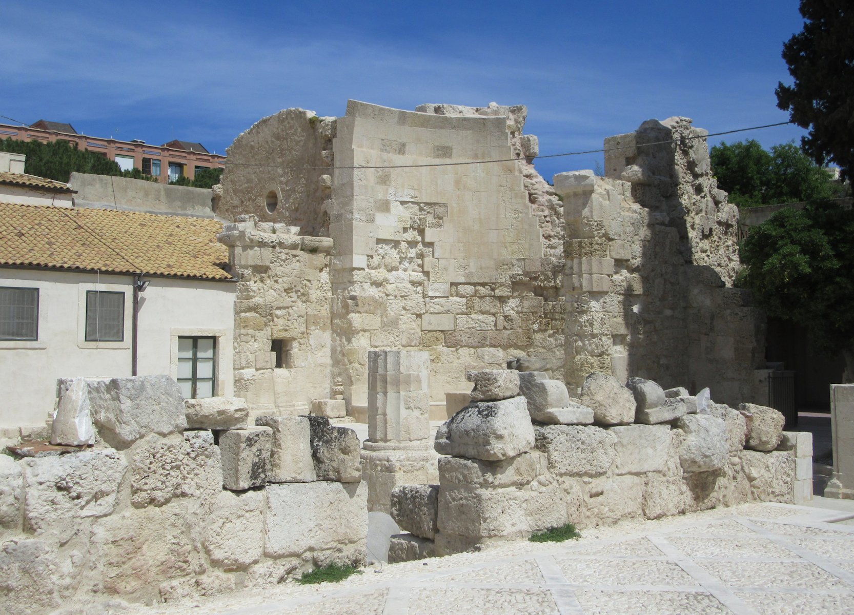Ruinen der alten Kirche neben der heutigen Kirche San Giovanni in Siracusa