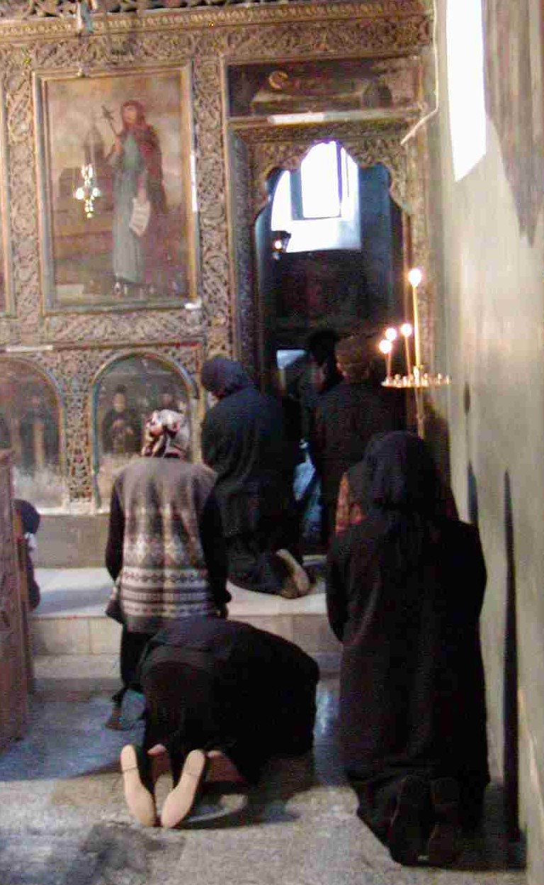 Eingang zum Schrein der Christiana in der Kirche von Bodbe, links daneben ihr Bild mit der für sie gebauten Kirche