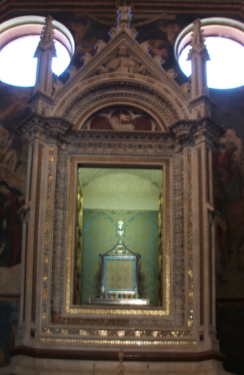 Altar mit einer Nachbildung des blutbefleckten Corporale des „Blutwunders von Bolsena”, im Dom in Orvieto