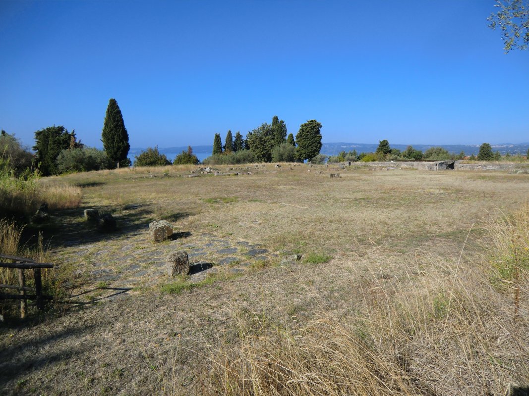 Reste des Forums und der antiken Basilika von Volsinii