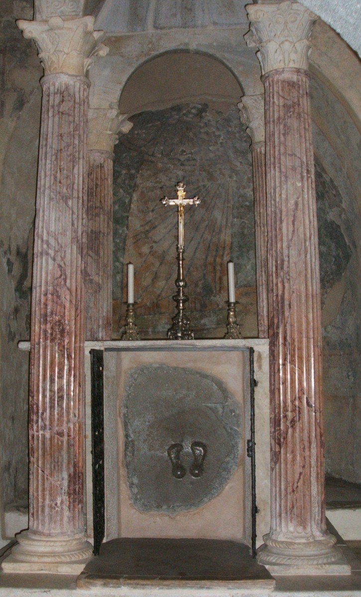 Der Altar des „Blutwunders von Bolsena”, darunter die Basaltplatte, auf der Christina in den See gestoßen wurde, mit ihren Fußabdrücken, in der ihr geweihten Basilika in Bolsena