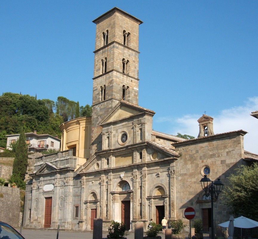 Basilika aus dem 11. Jahrhundert mit Renaissancefassade von 1490 (Mitte) und Santuario Santa Cristina (links) in Bolsena